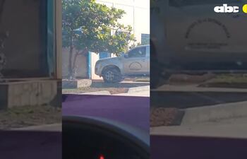 Momento en que la camioneta ingresa a la vivienda de la candidata liberal a la intendencia, Momento en que la camioneta ingresa a la vivienda de la candidata liberal a la intendencia, Mirta Ramona Mendoza Díaz.