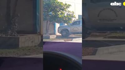 Momento en que la camioneta ingresa a la vivienda de la candidata liberal a la intendencia, Momento en que la camioneta ingresa a la vivienda de la candidata liberal a la intendencia, Mirta Ramona Mendoza Díaz.