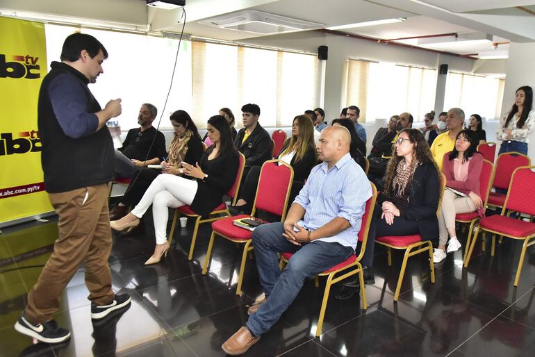 El disertante puso énfasis en el protagonismo de los medios en el proceso de transformación de la comunicación con la audiencia.