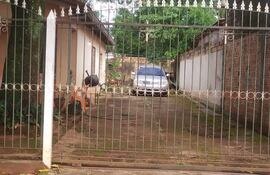 El vehículo fue encontrado en el patio de una vivienda ubicada en el barrio Mburucuyá de Ciudad del Este.