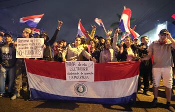 Seguidores del excandidato presidencial Payo Cubas, se reúnen a las afueras de la Agrupación Especializada de la Policía Nacional hoy en Asunción.