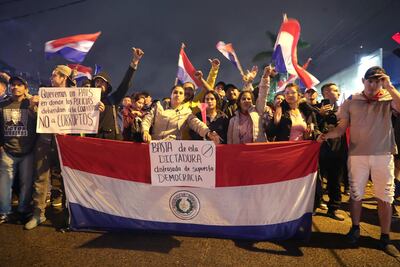 Seguidores del excandidato presidencial Payo Cubas, se reúnen a las afueras de la Agrupación Especializada de la Policía Nacional hoy en Asunción.