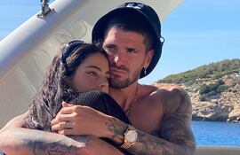 Romántica postal. Tini Stoessel en los brazos de Rodrigo de Paul.