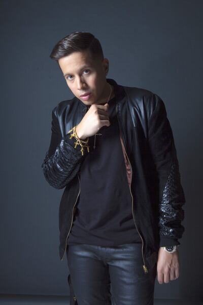 El reguetonero puertorriqueño De la Ghetto. De la Ghetto se inclina por las cadencias del reguetón alegre y bailable con "Loco por perrearte", el primero que publica este año y disponible en todas las plataformas desde este viernes. Producido por Jorge Milliano, el tema "tiene tres moods" y se presta para bailar, escuchar en el carro, en la casa, como señaló el que se define como uno de los creadores del trap y el R&B latino.