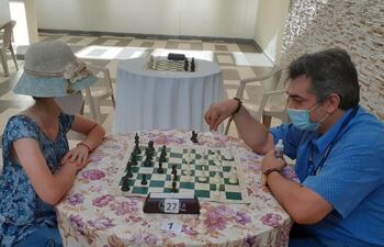 Helen Montiel le hizo partido ayer al CM Alejandro Riline en el IRT de Villarrica.