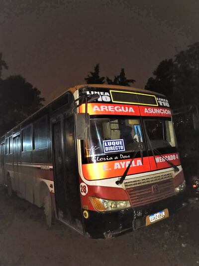 Una joven motociclista fue atropellada por un ómnibus de la empresa de transporte Cerro Koi S.A. y no fue auxiliada.