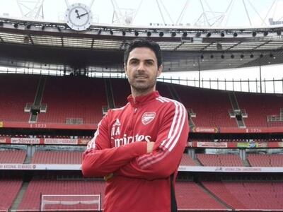 Mikel Arteta, entrenador del Arsenal, en la sesión de fotos en el Emirates Stadium después de firmar la extensión del contrato con el club ingles.