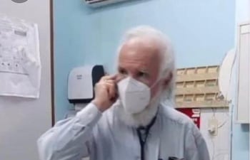 Foto tomada sin permiso, por uno de sus pacientes al doctor Miguel Irrazabal.