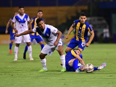 Jorge Mendoza se arroja para conectar el balón e impedir el avance de Mildiades “Eto’o” Adorno. Observa Julio César Báez.