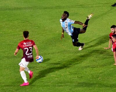 Peligrosas piernas de los defensores albos hicieron “volar” al  atacante venezolano Yeiber Murillo, que tuvo varias ocasiones de gol, pero no las aprovechó.