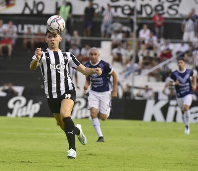 Julio César Enciso, con la pelota, fue gravitante en el primer gol y marcó el segundo ayer en el triunfo de Libertad ante Ameliano, en La Huerta.