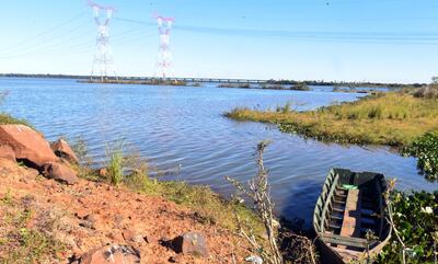 El río Paraná, en Ayolas, volvió a descender y su actual nivel no permite la navegación de embarcaciones grandes.