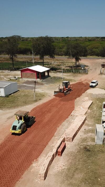Contratista del MOPC que deben mejorar la ruta Pozo Colorado-Concepción, están ayudando para abrir el camino para la comunidad indígena Yakye Axa.
