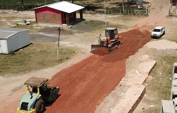 Contratista del MOPC que deben mejorar la ruta Pozo Colorado-Concepción, están ayudando para abrir el camino para la comunidad indígena Yakye Axa.