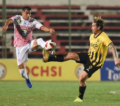 Chocan en el aire los pies del aurinegro Fernando Fernández y el rayadito Jordan Santacruz.