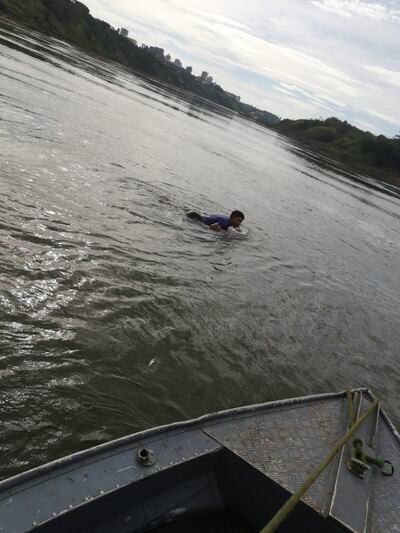 El joven fue interceptado cuando cruzaba el río Paraná en una tabla de surf.