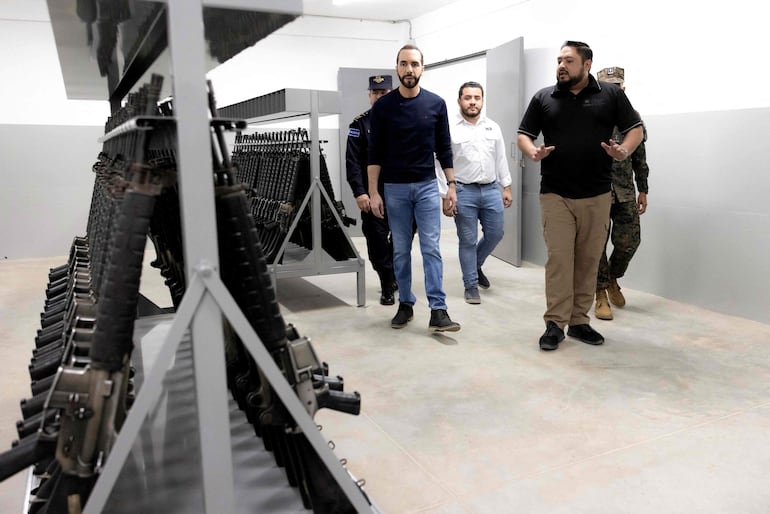 El presidente de El Salvador, Nayib Bukele (i) inspeccionó la nueva megacárcel donde encerrará a los pandilleros y mafias. (AFP)