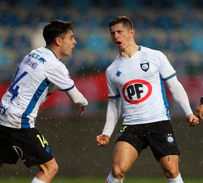 Cris Martínez  (d) celebra tras anotar un gol para Huachipato.