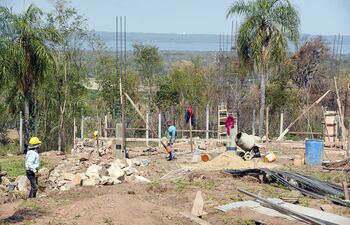 Casi en cada cuadra hay una o más obras de construcción o mantenimiento de viviendas en San Bernardino. Esta edificación es en el condominio Alta Pietra.