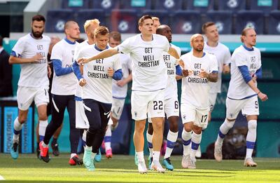 Los jugadores de Finlandia con una camiseta con un mensaje de bienestar para Christian Eriksen de Dinamarca.