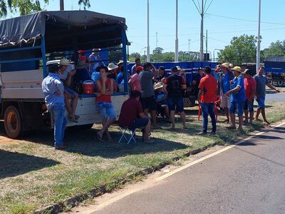 Los productores y fleteros se encuentran en reunión permanente en la rotonda de la calle 6 Mil