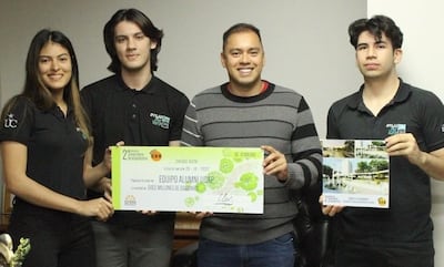 El equipo Alumni UCAP recibió de la mano del intendente Miguel Prieto el premio.