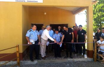 Momento de la inauguración oficial de la subcomisaría de la compañía Ñurundiay de San Juan Nepomuceno.