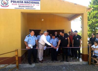 Momento de la inauguración oficial de la subcomisaría de la compañía Ñurundiay de San Juan Nepomuceno.