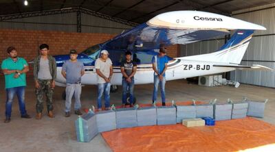 Los detenidos, los 396 kilos de cocaína y la avioneta de donde descargaron la droga, en ocasión de su aprehensión. Fue en setiembre del 2016, en Yasy Cañy. Archivo Abc.