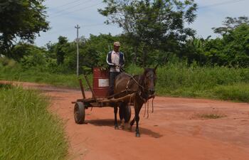 Unas 53 familias de la comunidad indígena Naranjito Rio Verde, del distrito de Santa Rosa del Aguaray, tienen una necesidad acuciante de agua potable. Una persona recorre más de un kilómetro seis veces al día, ida y vuelta, para que la comunidad pueda beberla.