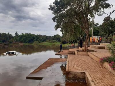 La Policía Nacional solicitó apoyo de bomberos para sacar el vehículo del cauce hídrico.