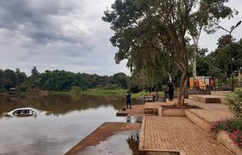 La Policía Nacional solicitó apoyo de bomberos para sacar el vehículo del cauce hídrico.