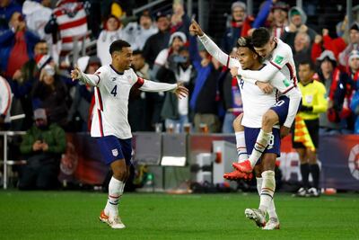 Weston McKennie (de Juventus de Italia) carga a  Christian Pulisic (Chelsea de Inglaterra), dos figuras de la selección de Estados Unidos.