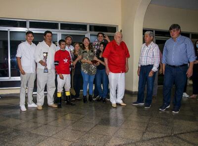 La familia Yinde recibió el trofeo del premio especial “Juan Bautista González Flores”, por la victoria de su  guapo pingo Mister K.