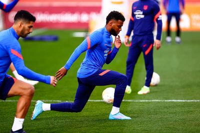 El volante francés del Atlético Madrid, Thomas Lemar (c), se pierde el juego ante el Cádiz y es duda pensando en el choque contra el Manchester United.