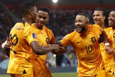 Denzel Dumfries (L) de los Países Bajos celebra con su compañero de equipo Memphis Depay (C) después de anotar el 3-1 durante el partido de fútbol de octavos de final de la Copa Mundial de la FIFA 2022 entre los Países Bajos y los EE. UU. en el Estadio Internacional Khalifa en Doha, Qatar, 03 de diciembre 2022.