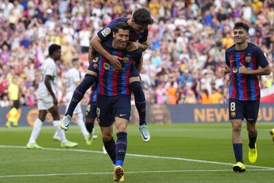 El español Gavi trepa al hombro del delantero polaco del FC Barcelona Robert Lewandowski, en la celebración del segundo gol contra el Elche CF, durante el partido correspondiente a la sexta jornada de LaLiga Santander de Primera División disputado en el Spotify Camp Nou entre FC Barcelona y el Elche CF. EFE/ Alejandro García