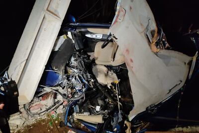 El automóvil quedó hecho trizas tras el accidente.