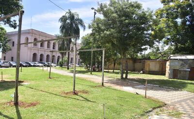 Precarias viviendas con conexiones clandestinas van dominando  la plaza.