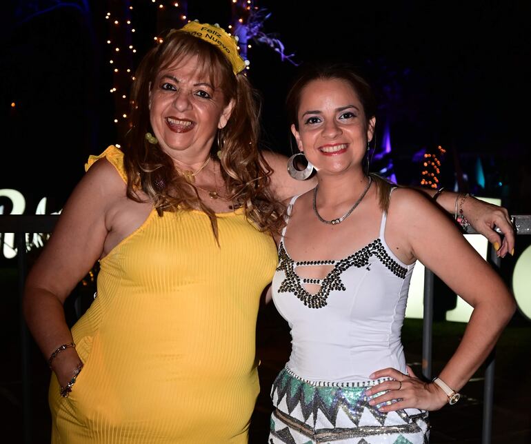 María Lourdes y María Belén Benítez en el Club Deportivo Sajonia.
