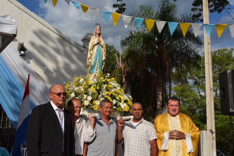 Primero se realizó la procesión náutica y después por las calles para culminar con una misa en la explanada del templo.