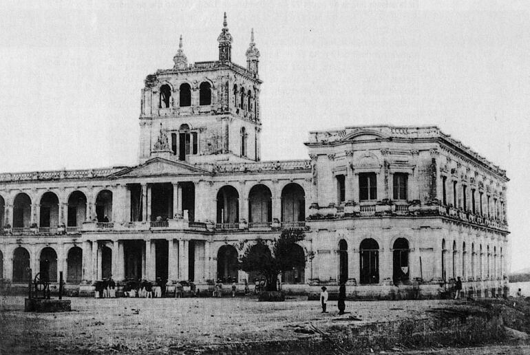 Asunción ocupada. El Palacio de López, convertido en sede de la caballería riograndense, muestra los destrozos ocasionados por el bombardeo de la flota. El Cuartel General brasileño fue instalado en la que fue casa del general Vicente Barrios, ubicada en Independencia Nacional y Pdte. Franco; el hospital en la de Venancio López, en Colón y Estrella.