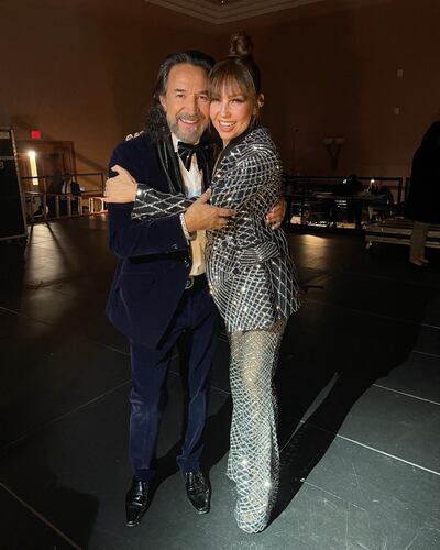 Marco Antonio Solís recibiendo el abrazo de su compatriota y colega Thalía, en gala previa a los Latin Grammy 2022.