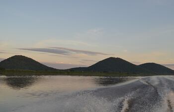 Cerro los "Tres Hermanos", visto desde el majestuoso rio Paraguay, entrada a Fuerte Olimpo.