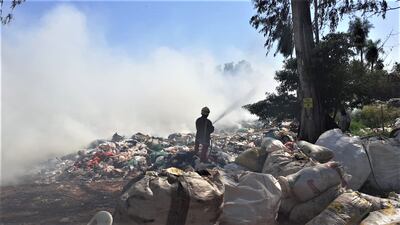 Bomberos están tratando de sofocar el incendio en el vertedero municipal de Carapeguá