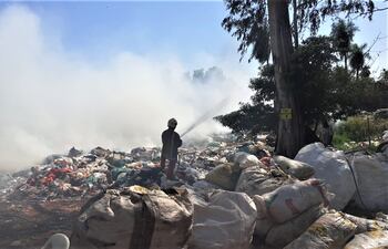 Bomberos están tratando de sofocar el incendio en el vertedero municipal de Carapeguá