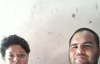 Juana Mercado junto a su hija y esposo.