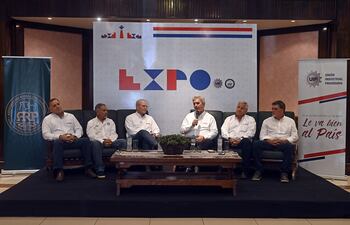 Con el micrófono, el presidente de la UIP, Ing. Enrique Duarte, con el presidente de la Rural, Dr. Pedro Galli, junto a destacados representante del Consorcio UIP-ARP, Expo Mariano Roque Alonso, este lunes, en rueda de prensa.