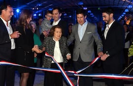 Sara Miltos de Pecci encabezó la inauguración junto a sus hijos Jorge y Juan.