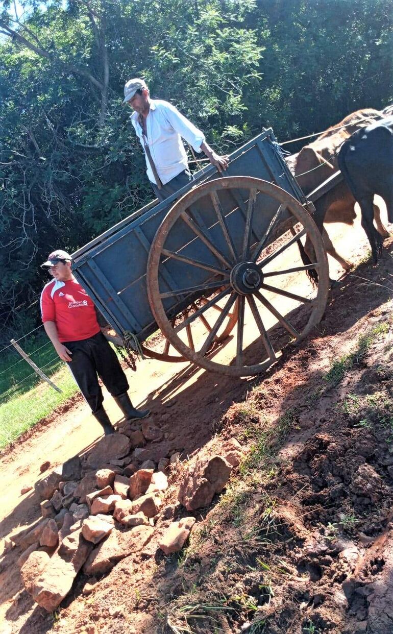 Vecinos de la compañía Potrerito ayudaron de acuerdo a sus posibilidades para mejorar el camino vecinal.